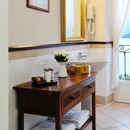 Sleeps 16 With Pool And Air Con 메나지오